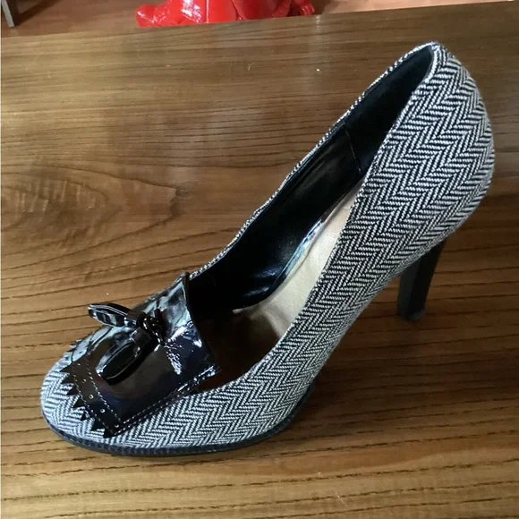 Elegant Herringbone Heels with Black Accents - Picture 3 of 7